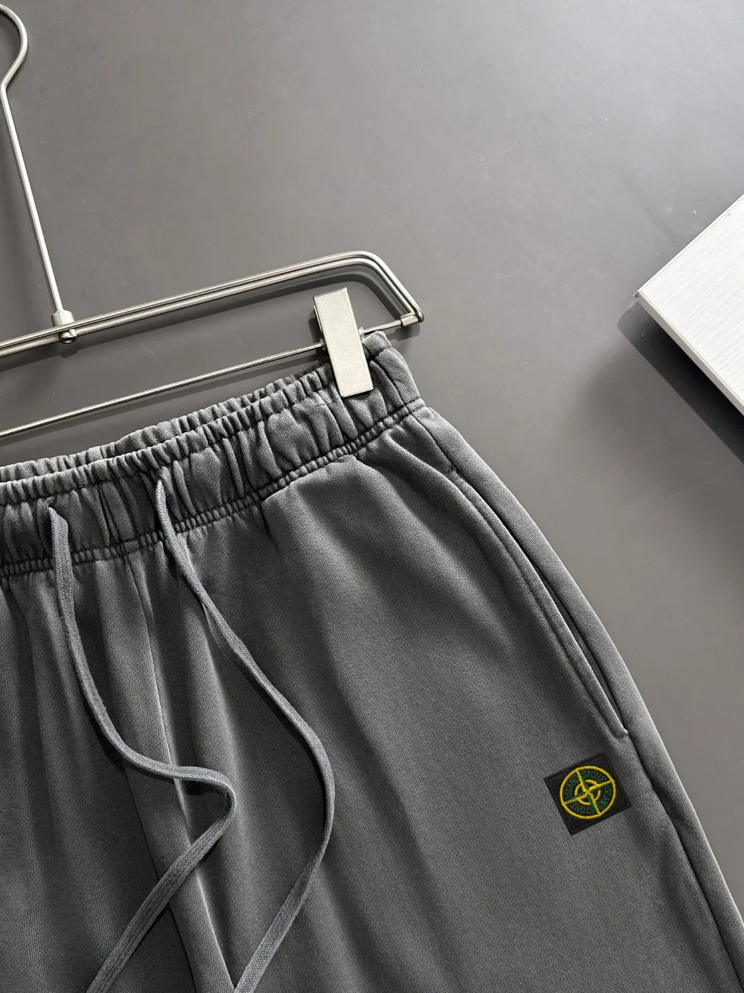 Next day shipment P360 Stone lsland/Stone Island Exclusively launches 25ss autumn and winter new high-quality trousers. Compare real-life details at will. Craftsmanship that ordinary small workshops cannot copy. Top-level ZP development. Unique imported fabric feel. Purely imported German machine production. Precision operation. Ten thousand needle density. A pair of trousers with rich details. You can see the development strength. A full set of new accessories are customized simultaneously. Simple yet elegant. Soft, delicate and comfortable. The upper body is versatile and fashionable. A perfect choice for autumn and winter. A must-have item. Loose fit. Please refer to the size chart when placing an order: S to XXL (or state your height and weight when placing an order)